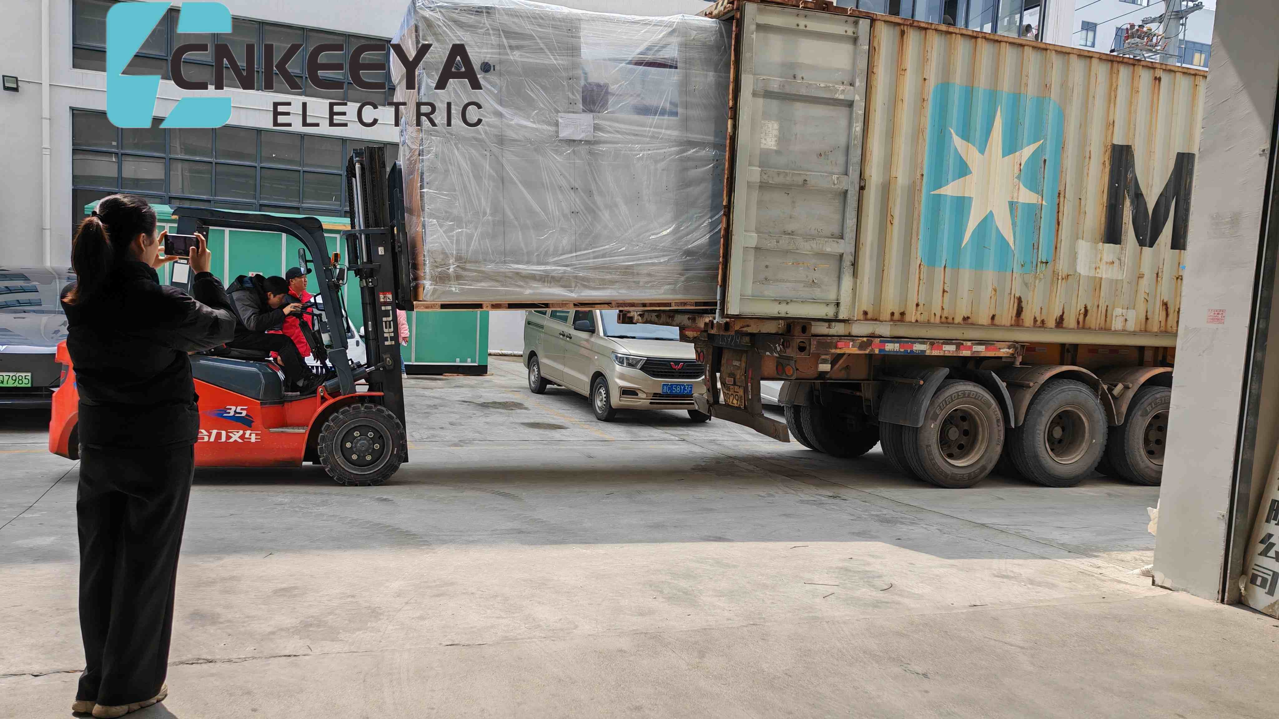 Cztery szafy KYN61 firmy zostały pomyślnie załadowane i wysłane, aby pomóc w budowie projektów energetycznych dla klientów ukraińskich